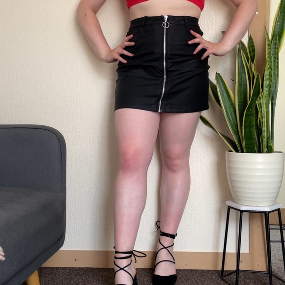 Primark Leather Look Zip Up Mini Skirt Size 8 - Picture 6 of 6